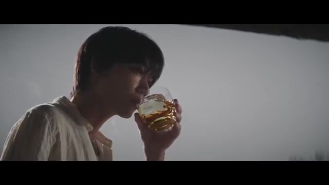 綾野剛 日本のウイスキー になり歴史を伝える 擬人化を用いたユーモア溢れる映像にも注目 Suntory World Whisky 碧ao アオ ショートフィ 哔哩哔哩 つロ 干杯 Bilibili