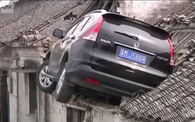 江苏一辆SUV飞上屋顶 终于看清楚它怎么上去的了……