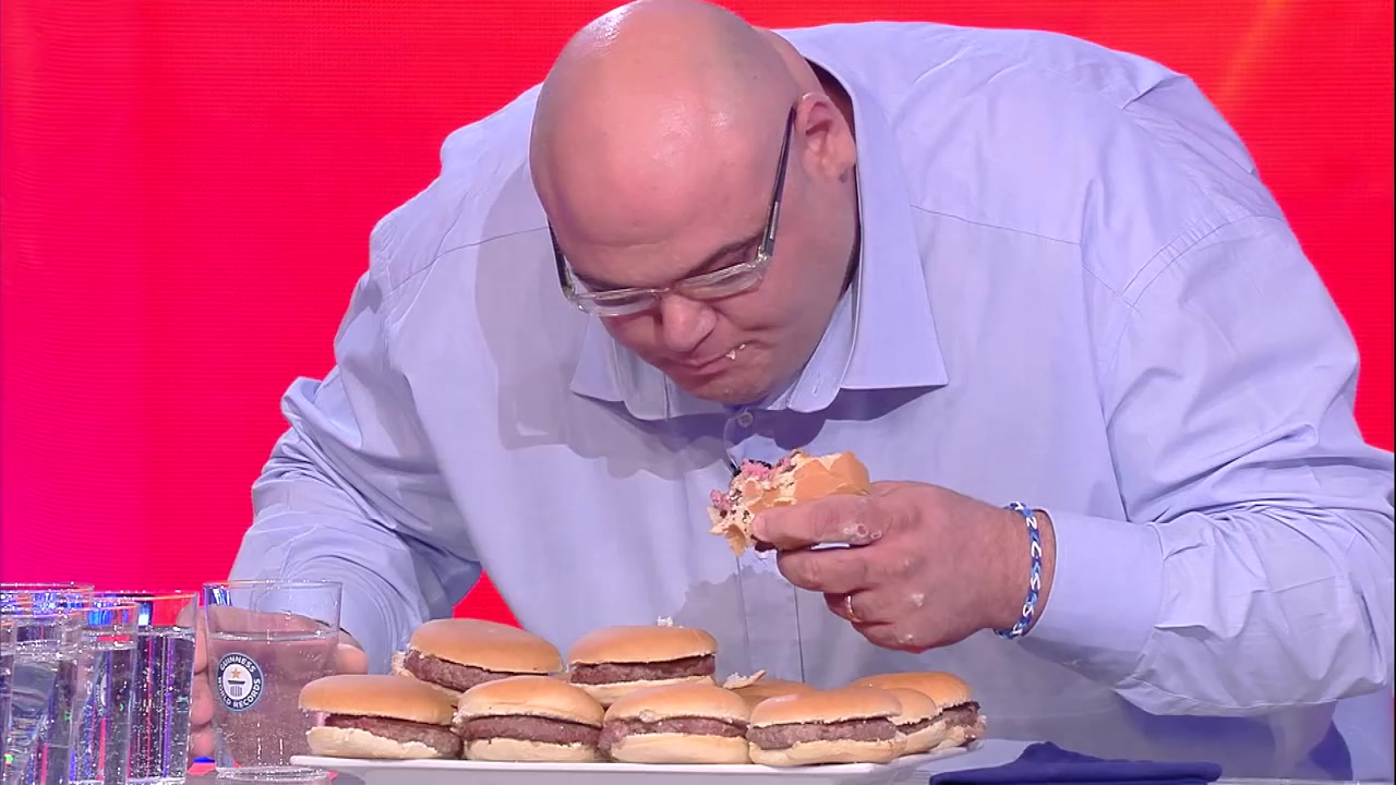 吉尼斯世界纪录：在最短的时间内吃汉堡包最多的人！