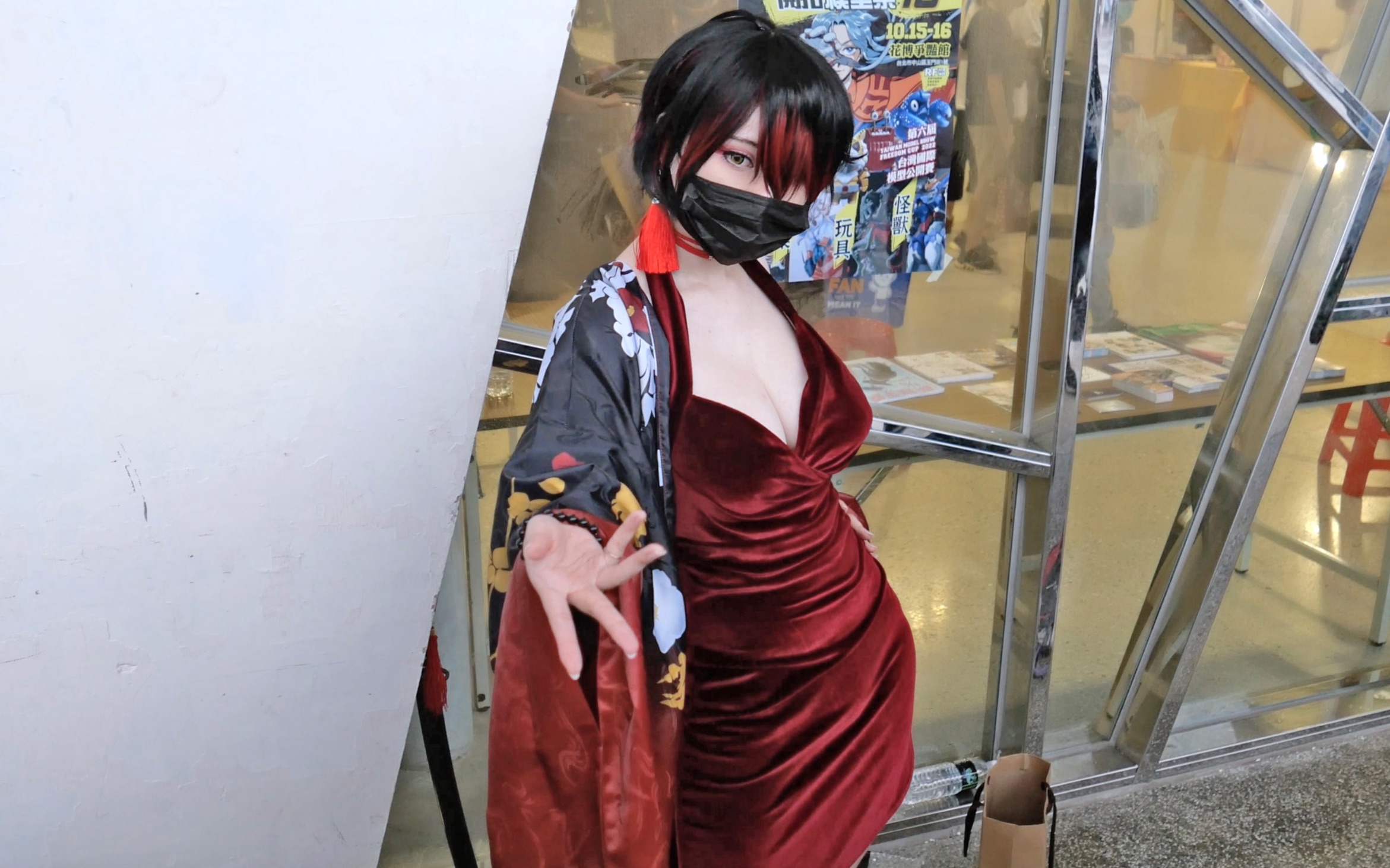 Swordswoman in Red Cosplay｜Home