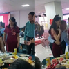 公公在婚礼醉酒搂抱儿媳妇，面对众人起哄再三逞强，婆婆眼神犀利