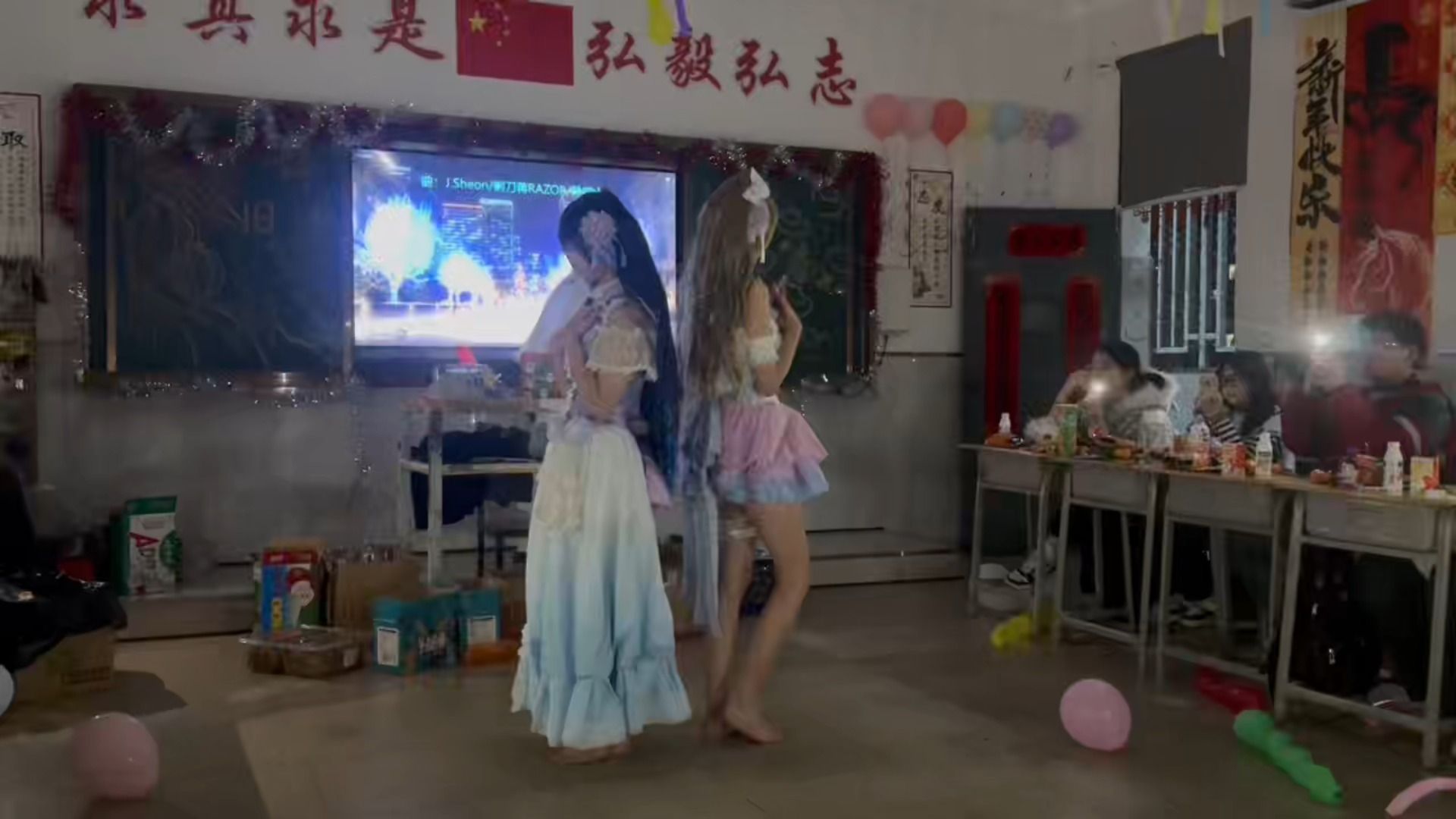 元旦在班上跳雪色光晕吗！有意思！