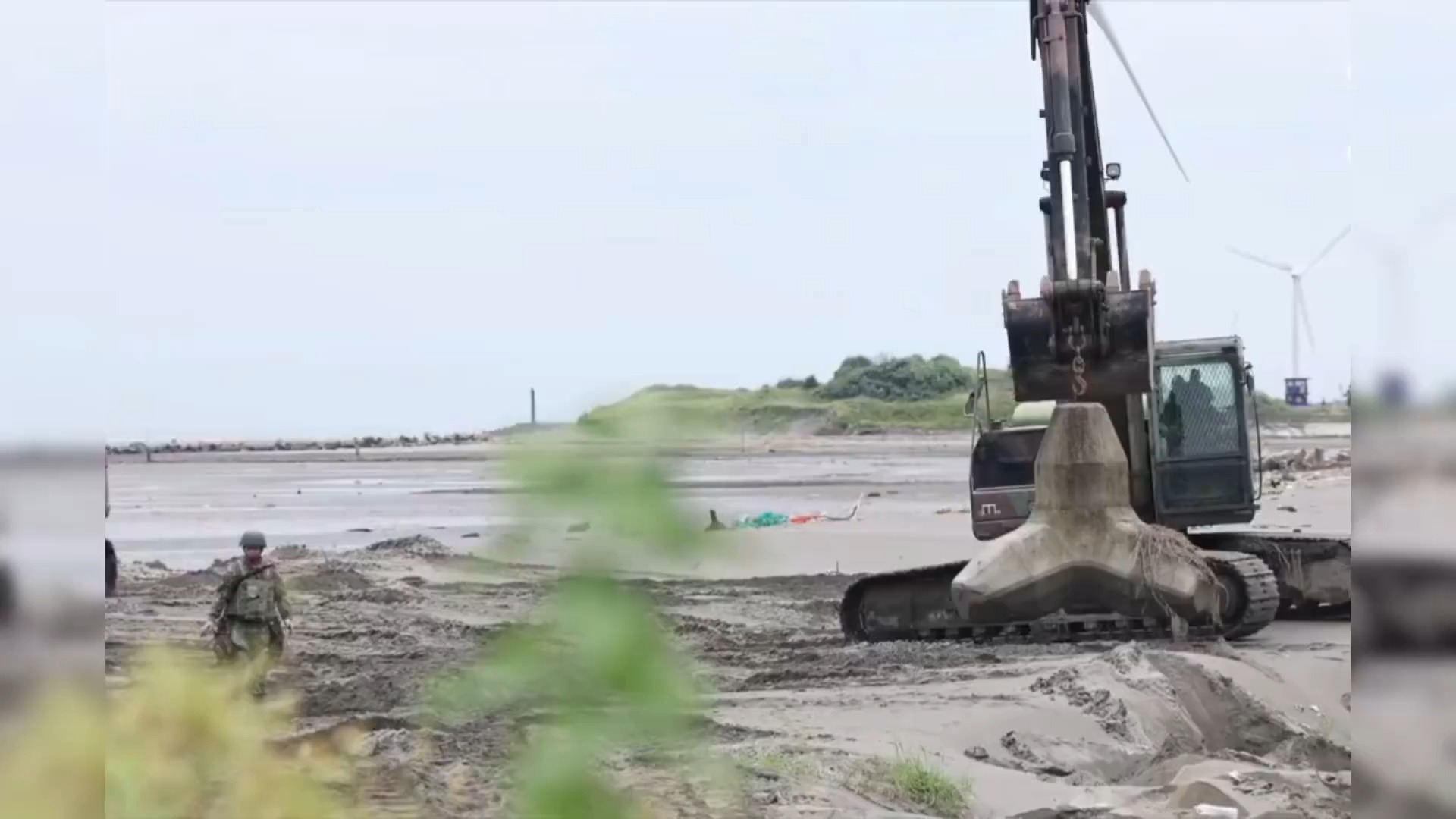 7月11日，台蛙军在2025汉光演习中构筑滩头工事和模拟跑道被毁，战机紧急起降