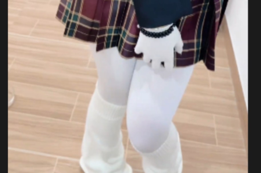 The more you look at jk with white socks, the better it looks.