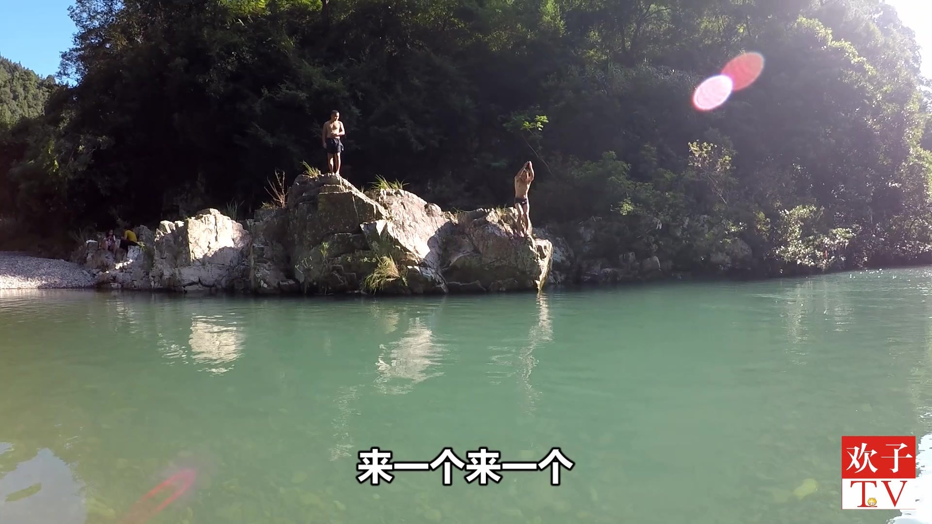 334集 农村娃站在高高的石头上往水里跳,小时候的你也是这样游泳的吗