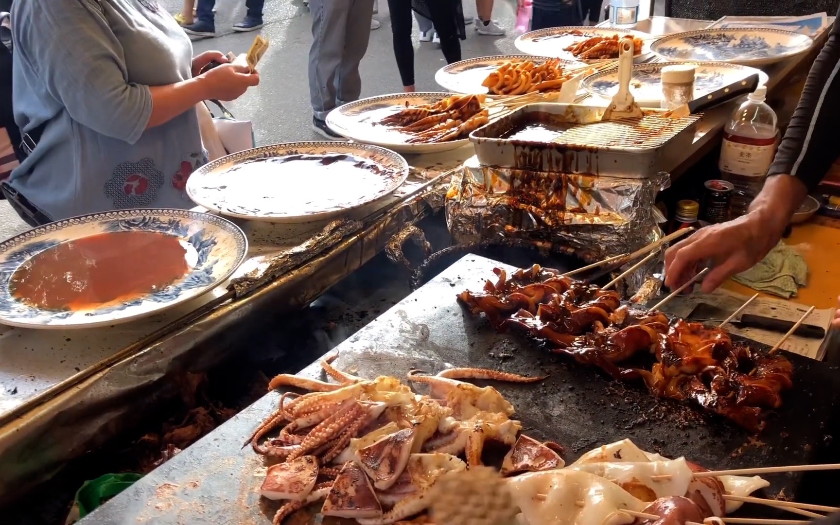 【日本街头美食】福岡筥崎宮祭日，摆摊烧烤鱿鱼串前挤满了人的景象