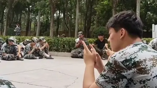 教官唱歌，声音炸裂。