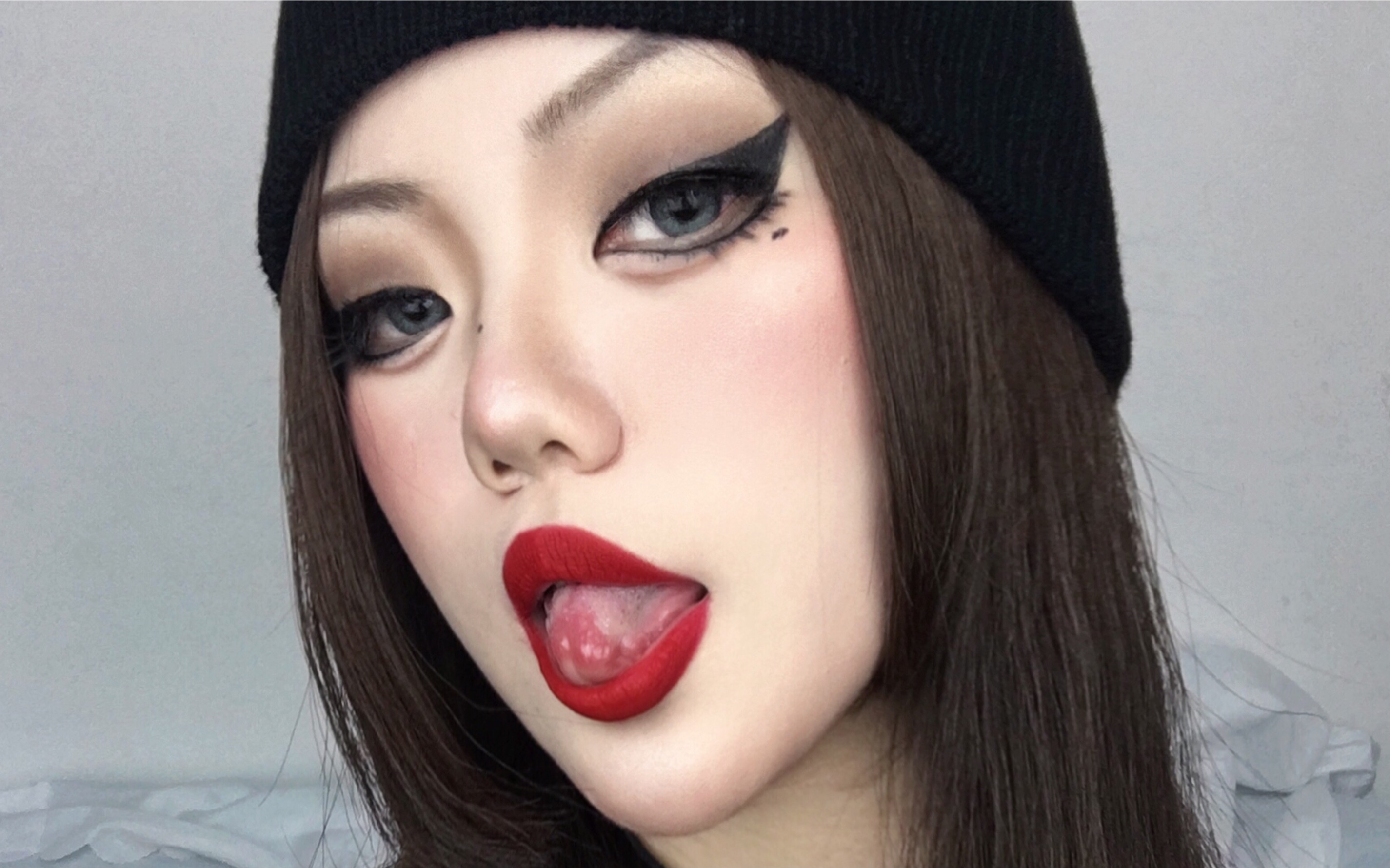 性感小野猫红唇欧美妆 微醺钓系厌世感拿捏住了!