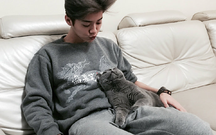 #鹿晗##某时某刻听鹿晗# 鹿晗和cat大人的视.