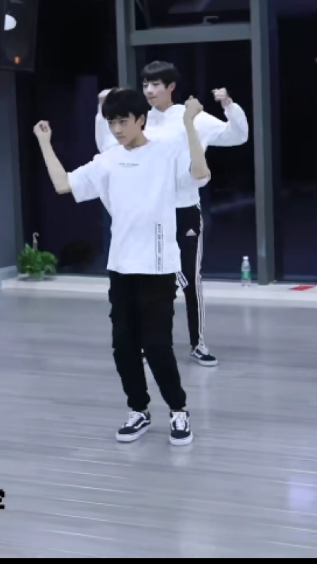 活动作品tf家族邓佳鑫玫瑰少年舞台练习室训练