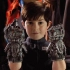 一部科幻喜剧电影，小男孩拥有一双神奇手套，踏上拯救世界的道路