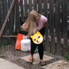 美女这下玩大了，尿了一裤子