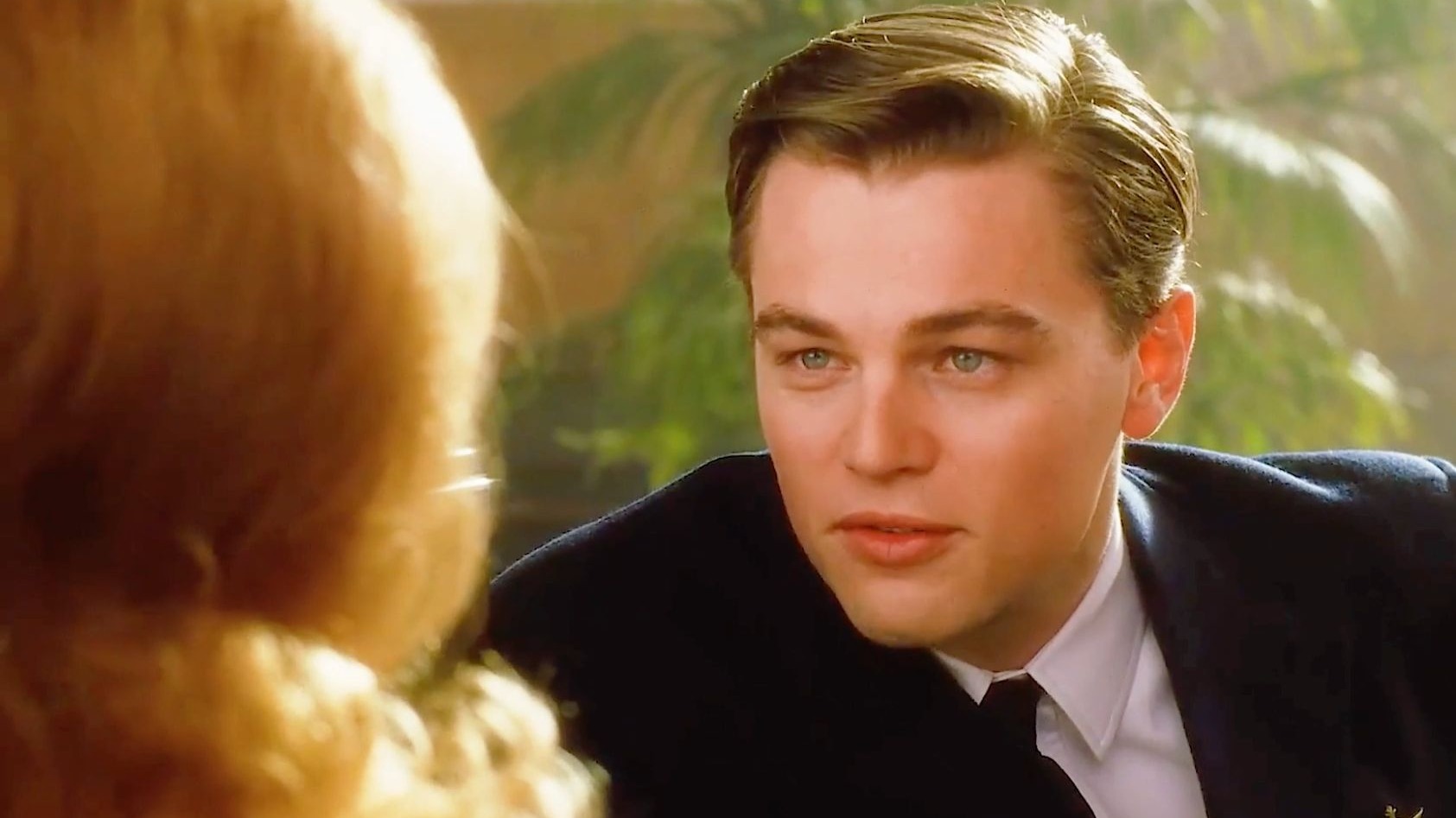 “他小心翼翼地刮掉支票上的出生日期，将其改成自己的，贴上自己的名字”《猫鼠游戏》