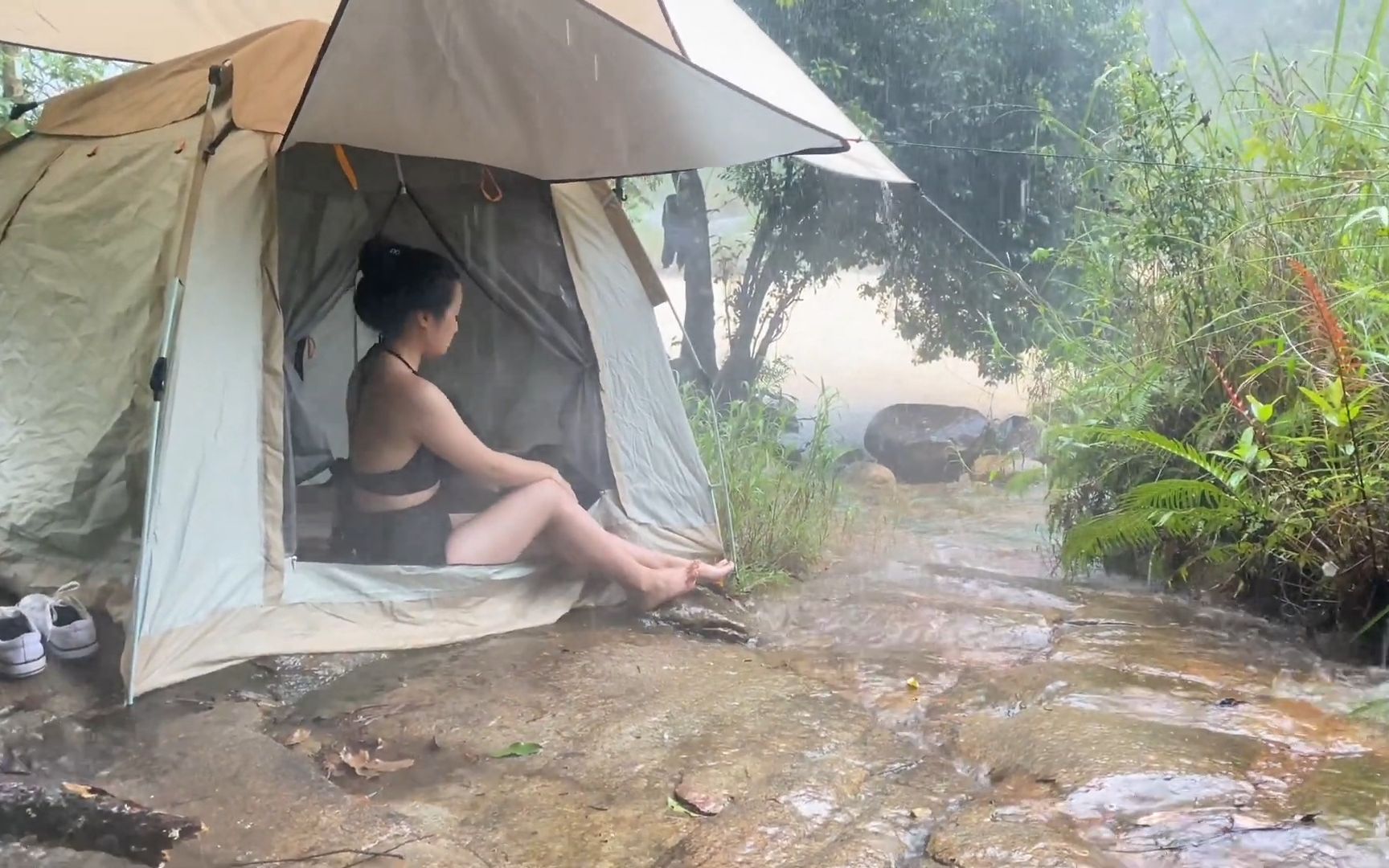 大雨雷阵雨独自露营