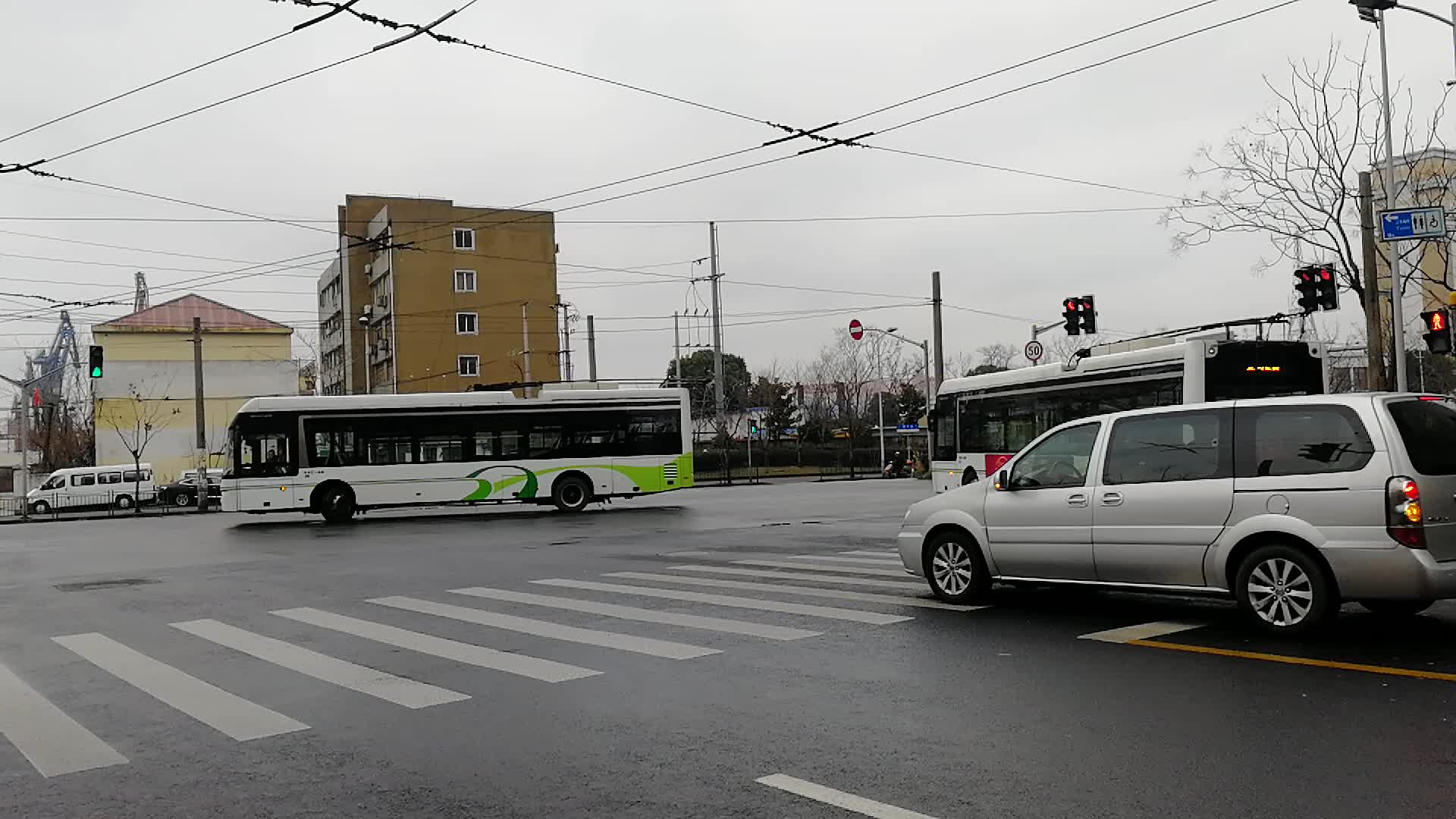 25路军工路路口原地掉头