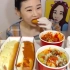 韩国姐姐吃臭豆腐，一口塞一个，吃相真享受