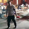 一男子喝醉酒，迷迷糊糊，居然倒在了绿化带里睡觉