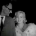1959年，梦露夫妇逛纽约大街。虐狗现场！
