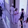 女护士踩点上班，挥臂跨步一路狂奔冲进更衣室，换衣速度看懵同事
