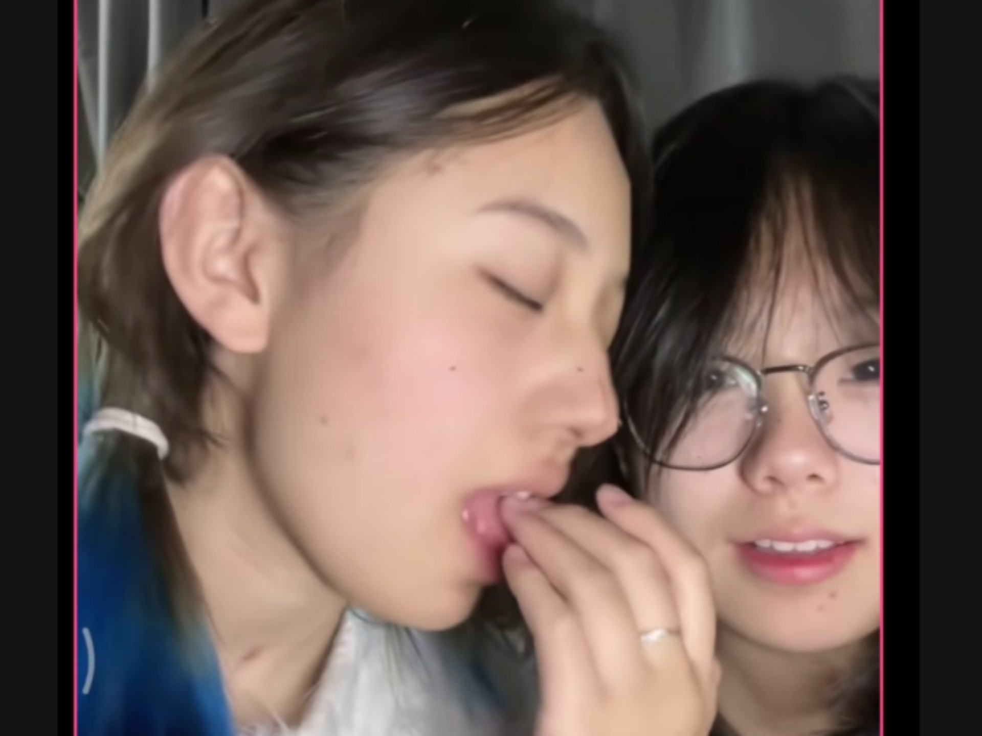 小姐姐动作很熟练