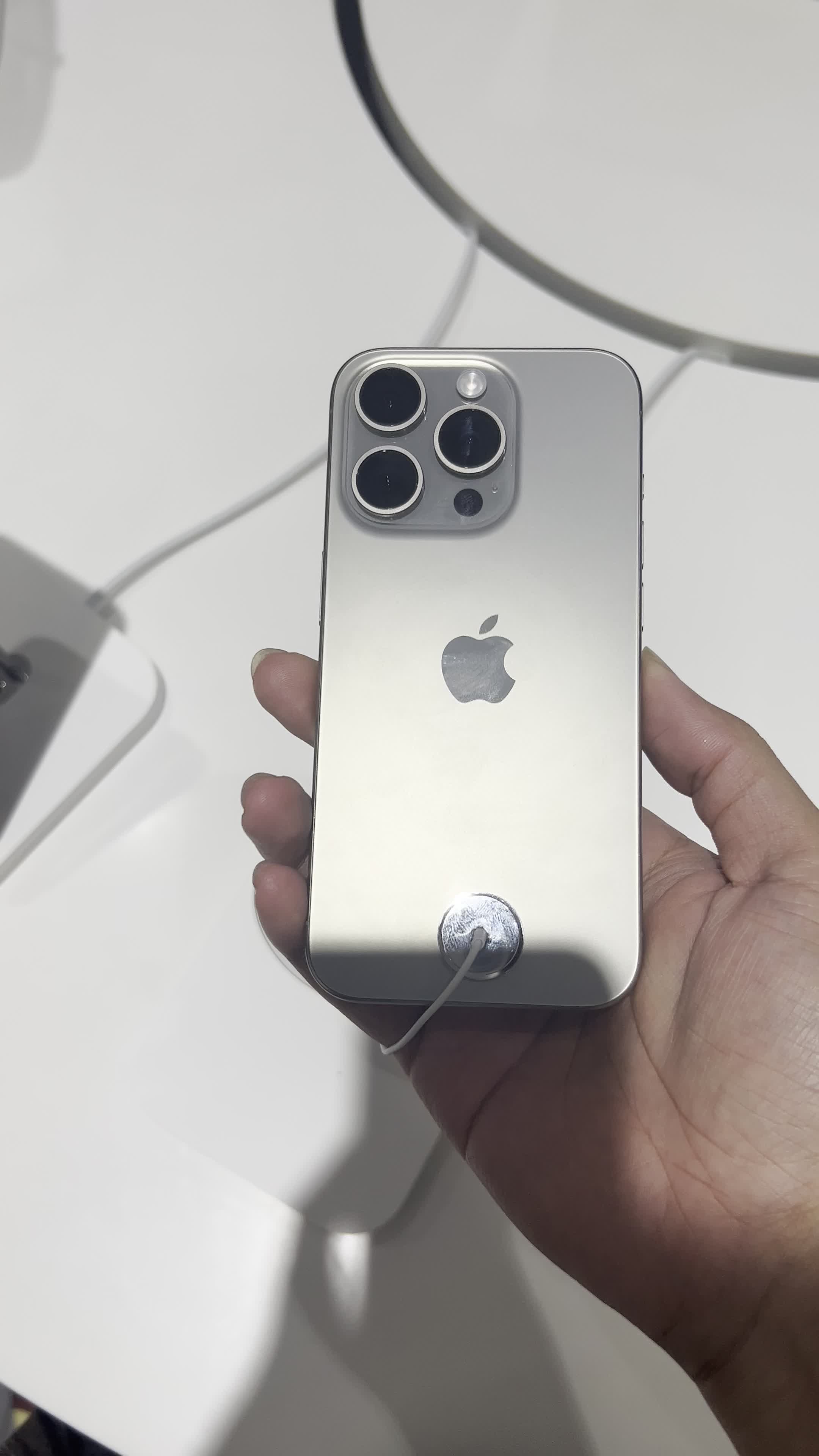 iPhone15Pro 钛金属原色实机展示，  原色＞白色。但白色YYDS！