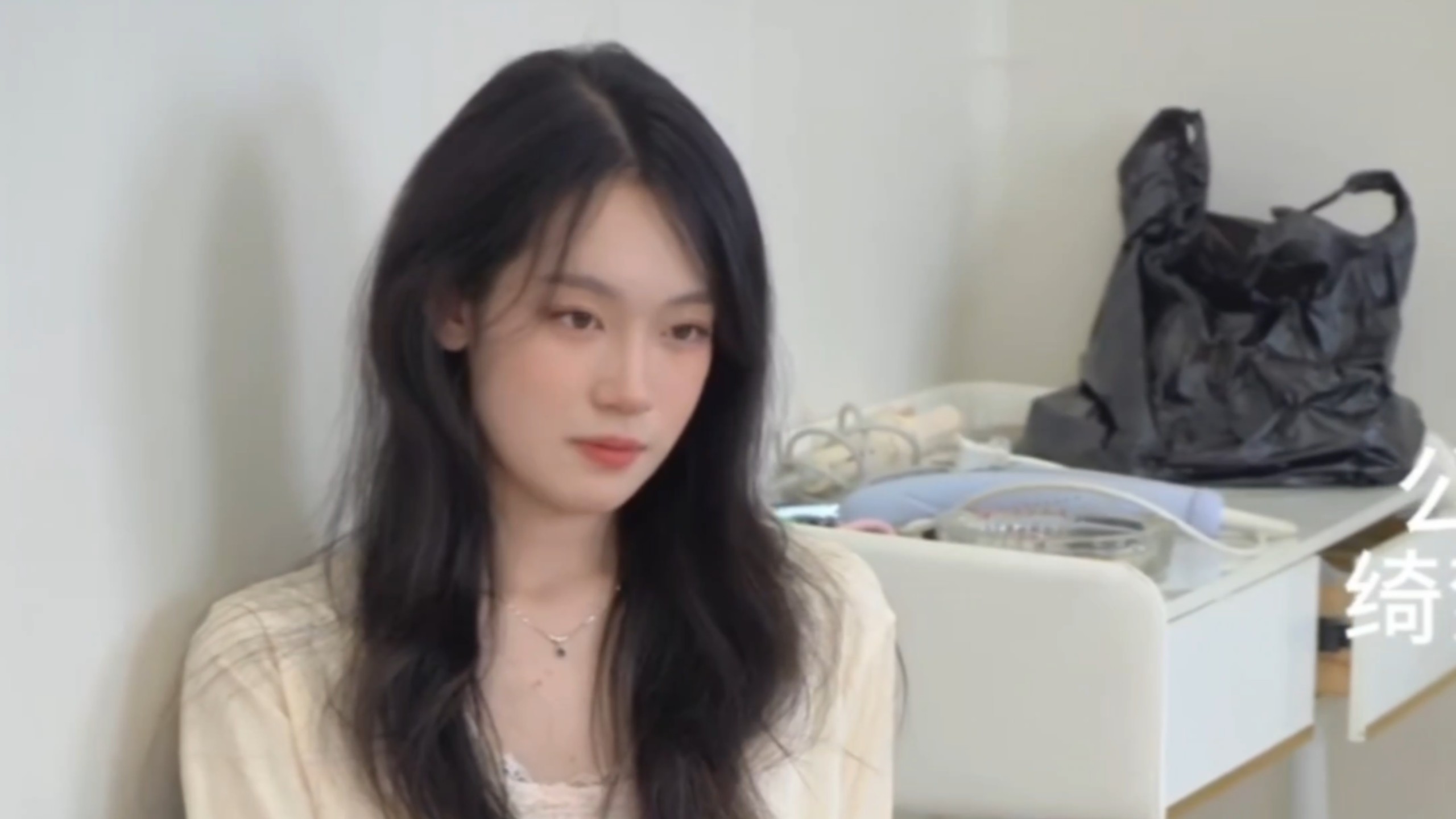 今日份牛仔短裤美女小艺，值得喜爱，校花美女4K级摄影，纯享版！