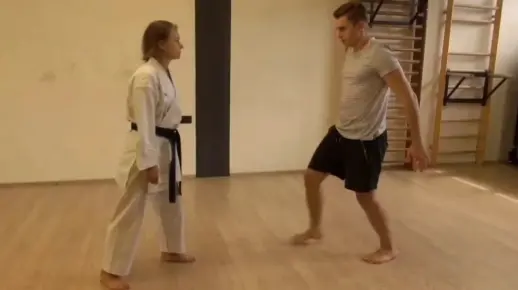 国外女孩展示练习跆拳道踢裆招式