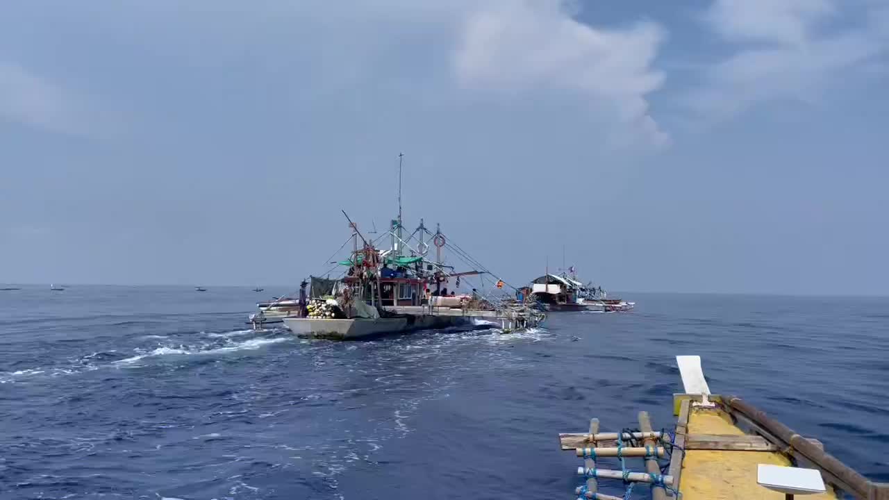 菲律宾“民间组织”船队前往中国黄岩岛挑衅的现场视频2，可以看到视频中大概有数十艘渔船，不过数量虽多，但一艘这种“螃蟹船”估计几秒就能被我国海警船的水炮轰击散架