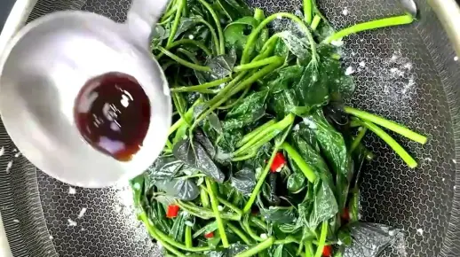 红薯叶怎么做才好吃，大厨教你一个小技巧，好吃到停不下来