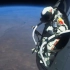 牛人挑战太空跳伞，近4万米高空自由落体，下落速度突破音速