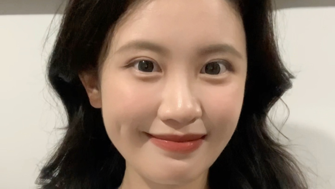 “准备好和我一起留中长发了吗？”