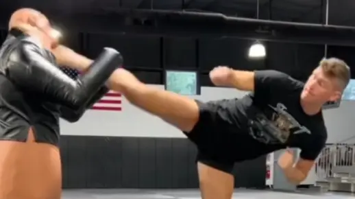 [中字]神奇小子的回旋踢动作分解教程