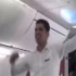 印度一航空公司空乘跳舞飞行员离舱拍照