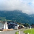 第一视角体验瑞士阿尔卑斯山区小镇的美丽风光，这种感觉真是太棒了!