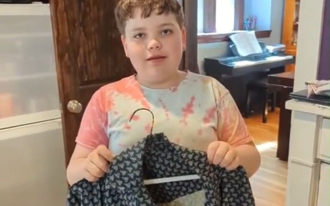 男孩在缝纫课上，给爸爸做了一件衬衫，还精心设计了衣领和后背褶皱
