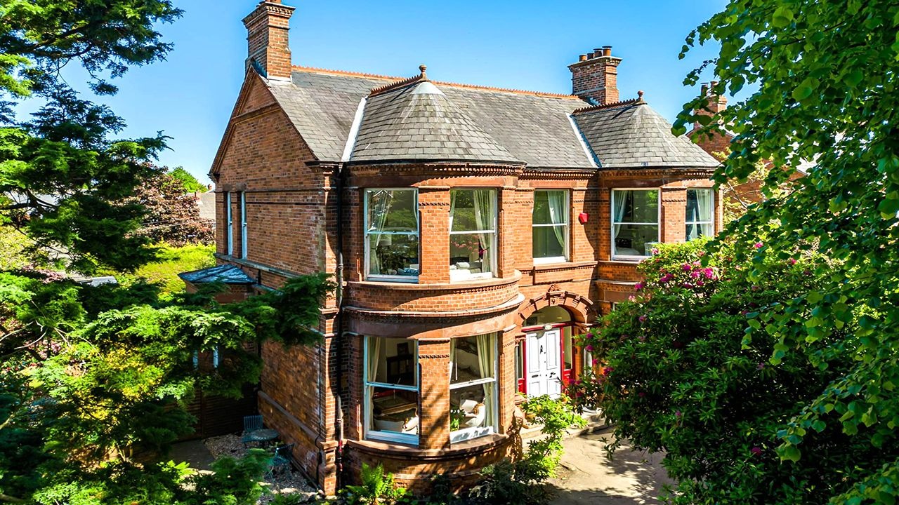 （有图纸）一个特殊性格和宏伟的家，充满了原始的维多利亚时代特色，艺术性墙的红砖房