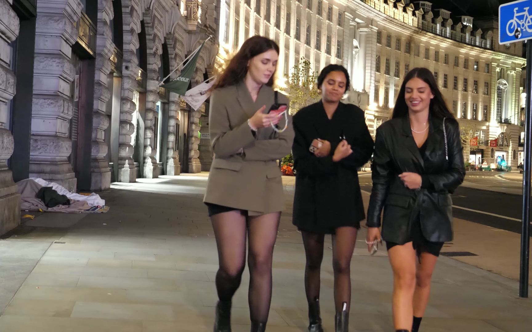 Beautiful women on the streets of London at 1am! [March 2023] 4K