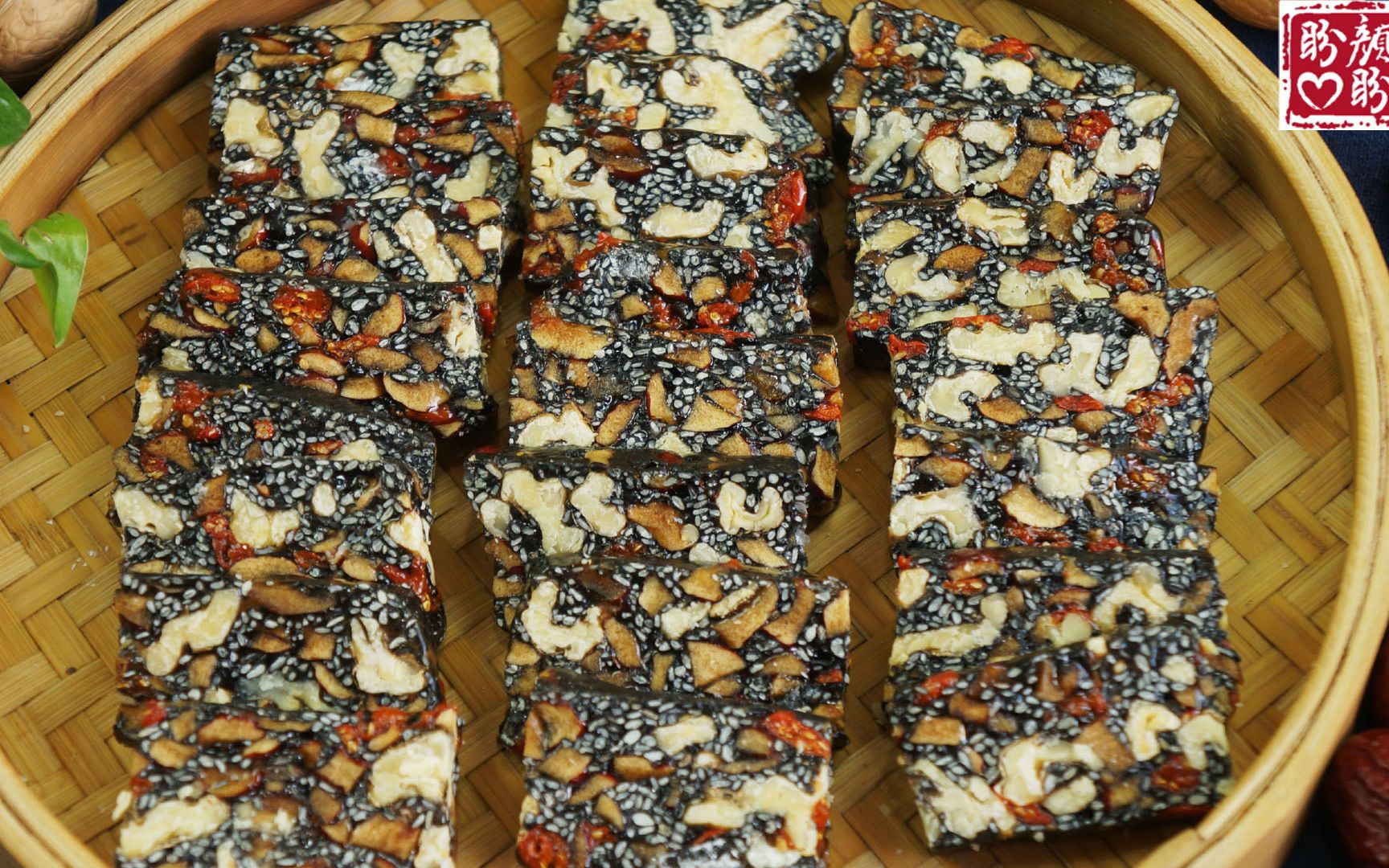 自制黑芝麻红枣核桃糕，不加一滴油，香甜可口，做法超简单！