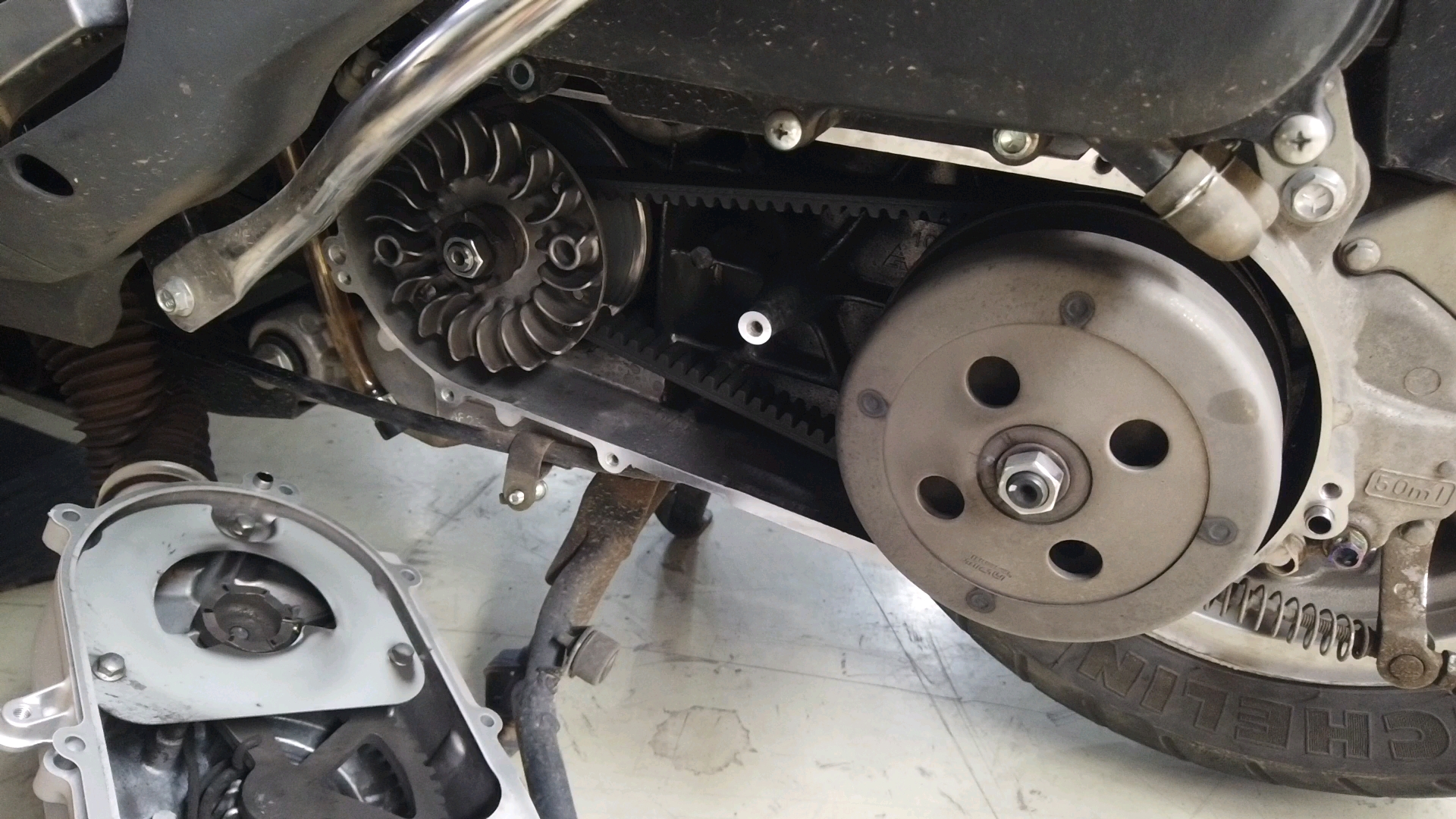日本铃木uu125踏板摩托车后轮毂异响，排除了皮带，启动杆，后刹车，轴承的问题，看来后续只能拆齿轮箱了。