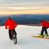 滑雪板vs单车极限挑战谁更快？战斗民族滑雪大神多洛佩来啦！