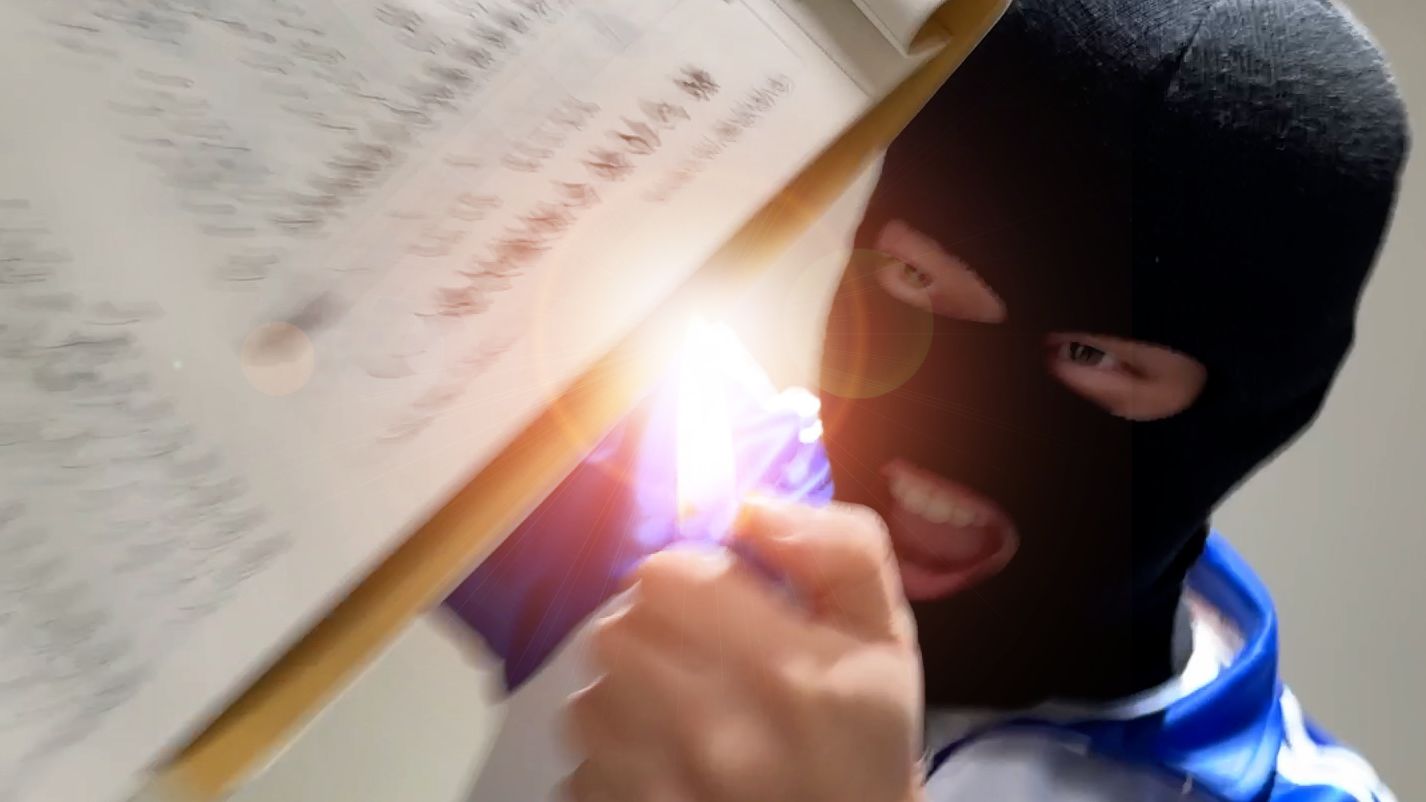 我烧掉了全班的作业！