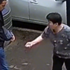 5月6日，福建，大妈无意间接过陌生男子递过来的东西，还时东西掉地上，对方非要赔偿