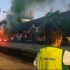 疯狂球迷火车上燃放烟花 警察维护秩序