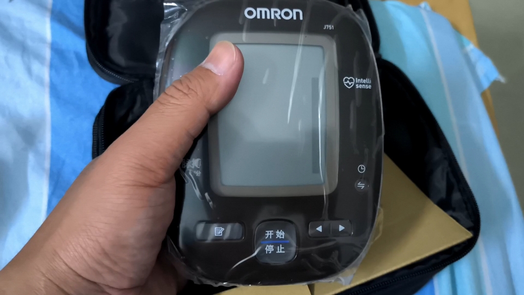 欧姆龙血压计J750日本原装进口家用智能蓝牙臂式电子血压测量仪简单开箱