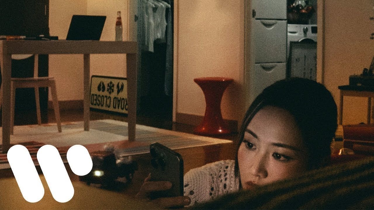 Kiri T - 蓝剔未必是坏习惯 Read [Official Music Video]