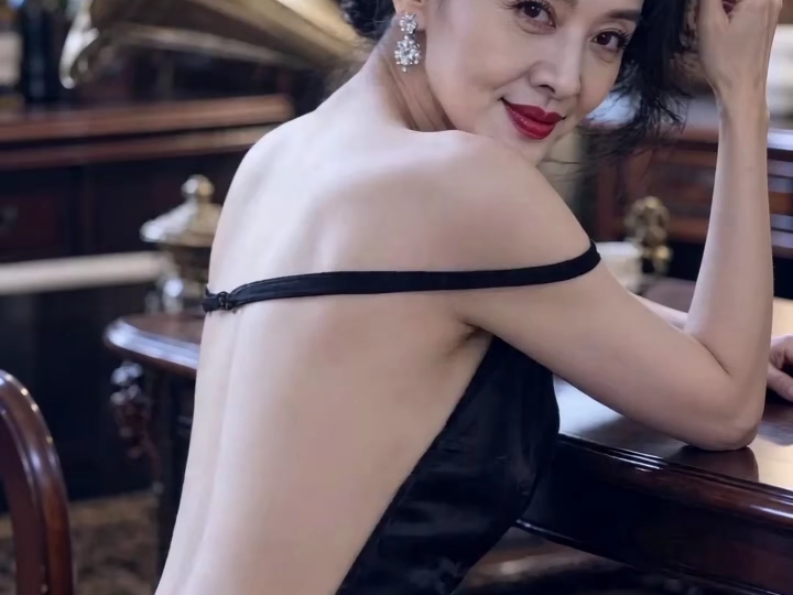 【沉迷的陪读妈妈】最新视频已上线，快来围观！