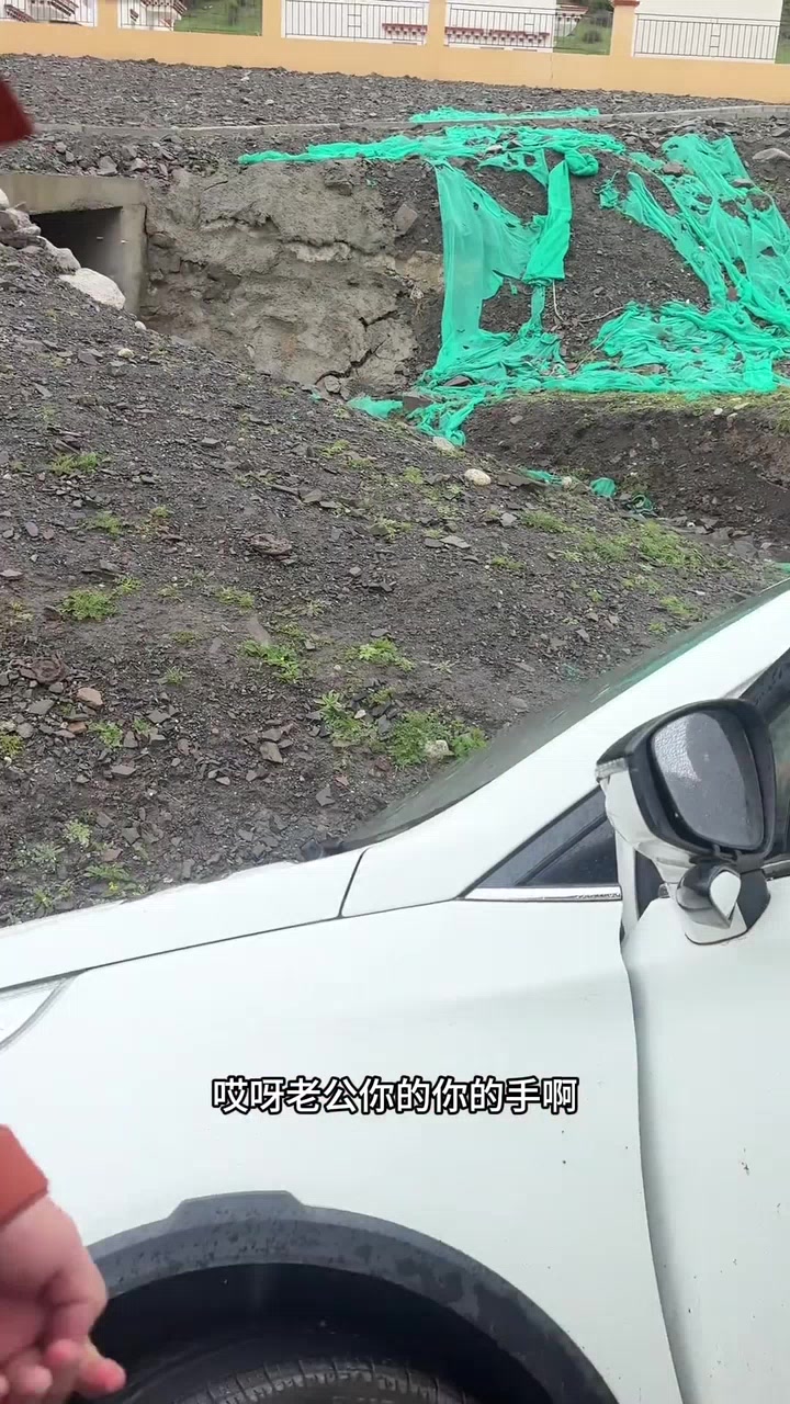 在G317路上碰到了一起事故，现在想起来还心有余悸。