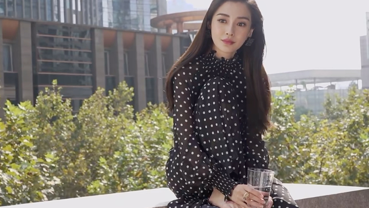 杨颖angelababy高跟鞋拍摄写真现场，实话说还真是不错的，不愧是模特出道……