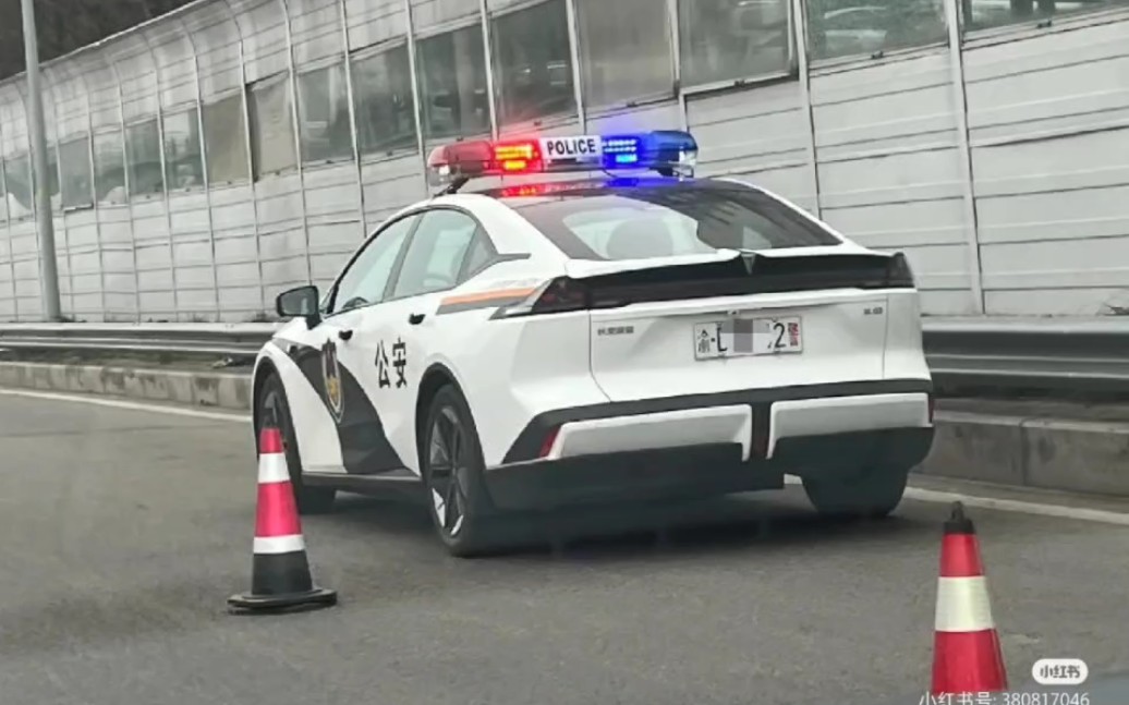 深蓝03警用车