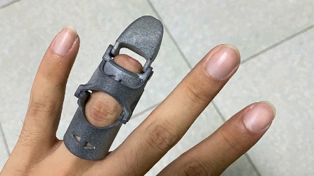 给朋友做个机械手指假肢，他很高兴